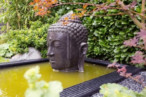 Buddha am Wasserbecken