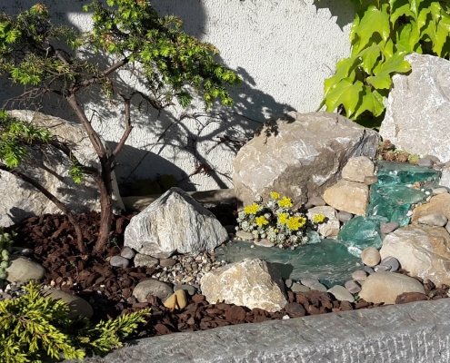 Gartenstilleben mit Steinen