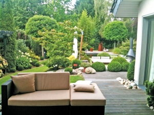 Loungebereich im Gartenidyll
