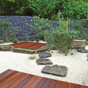 Japanischer Zen Garten mit Basalt Gabionen als Sichtschutz.