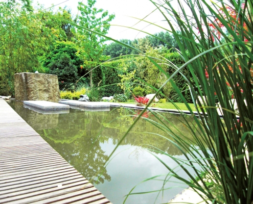 Wasserbecken mit Findlingen in einem sehr schönen Garten.