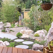 Ein sehr schön angelegter japanischer-Steingarten mit Bambus, Kiesflächen und großen Steinen.