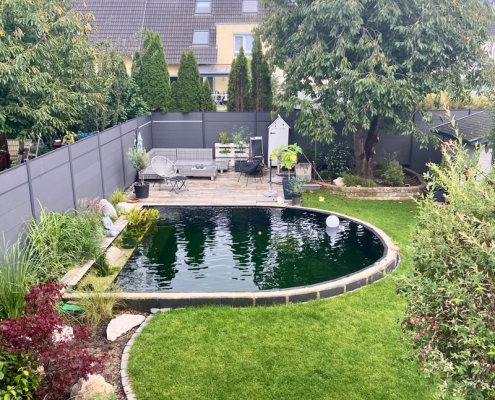 Ein schöner Garten mit einem Schwimmteich von Gartenbau Wilczek in Hennef.